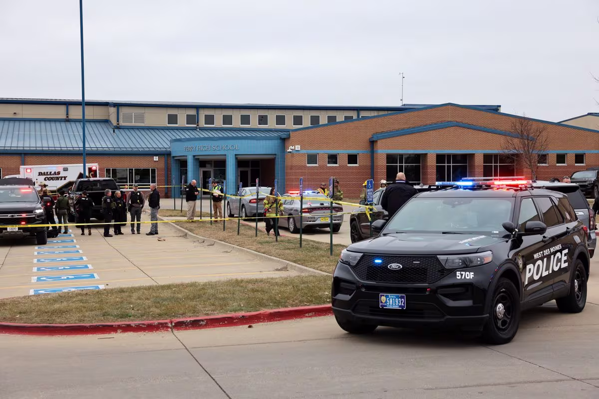 Un muerto y cinco heridos en un tiroteo en una escuela en Iowa