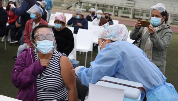 Vacunación COVID-19: consulta AQUÍ fecha, lugar y hora para personas de 50 años a más