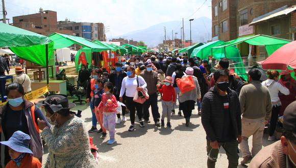 Comerciantes de ?La cachina? se instalan con sus productos a lo largo de más de 10 cuadras