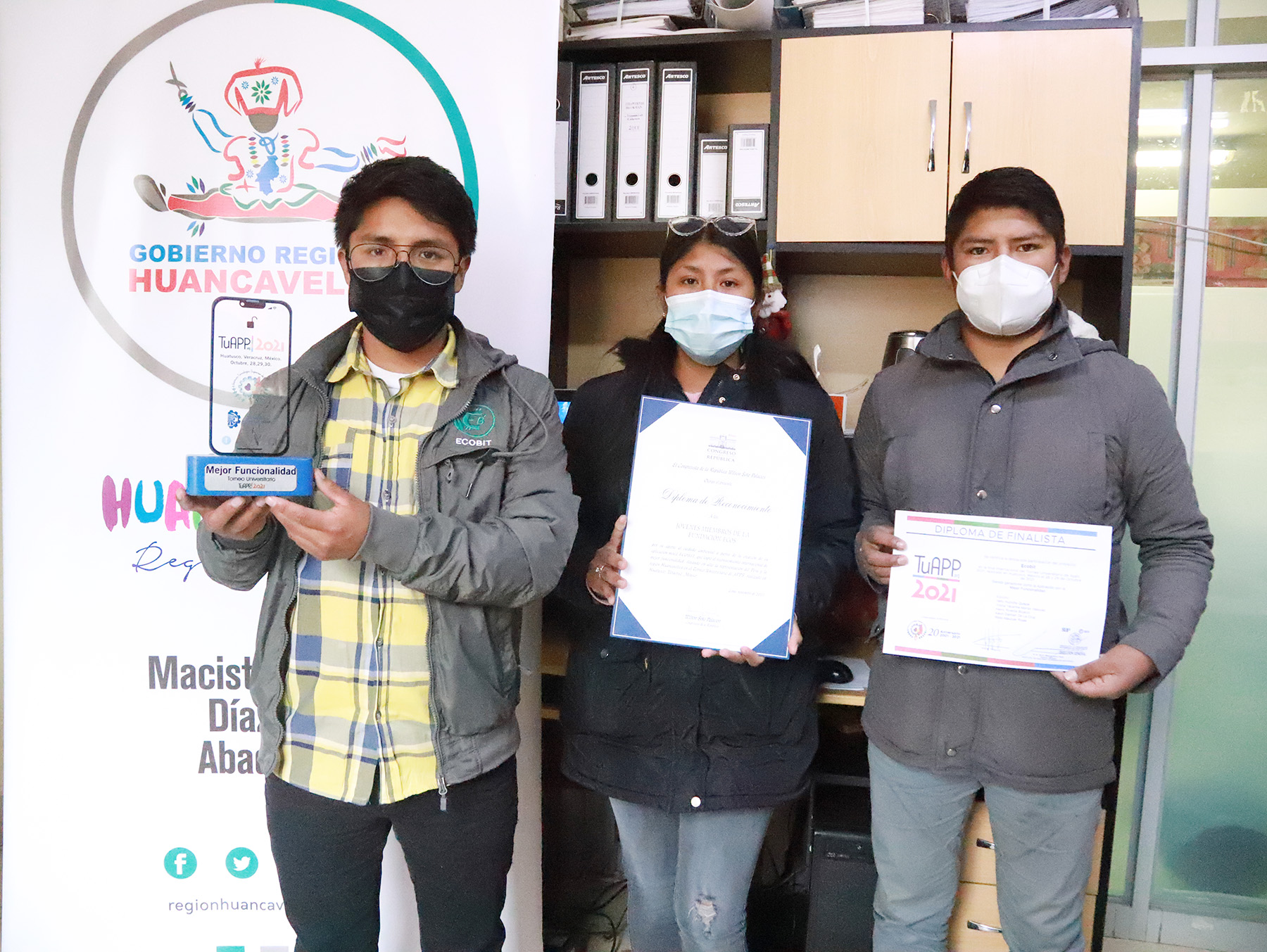 Estudiantes huancavelicanos ganan  certamen internacional en México