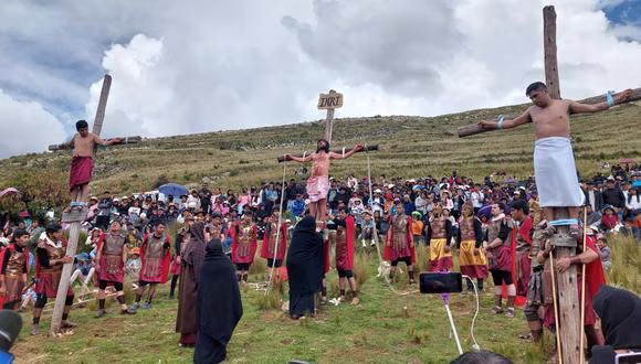 Con éxito realizan el Vía Crucis más alto del mundo en Huancavelica.