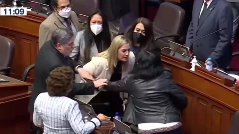 María del Carmen Alva pierde los papeles y tira del brazo a Isabel Cortez