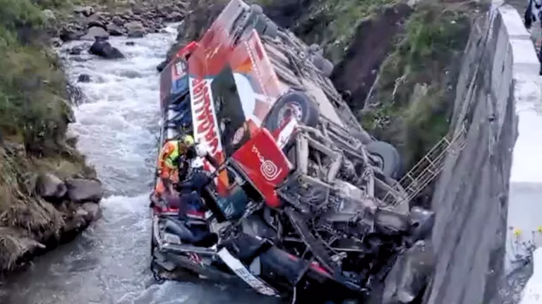 Accidente de bus en Huarochirí deja al menos 10 muertos y 25 heridos: vehículo cayó al río Rímac