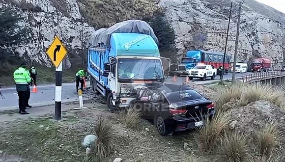 Auto choca con camión, este lo empuja 20 metros y conductor muere en la Carretera Central