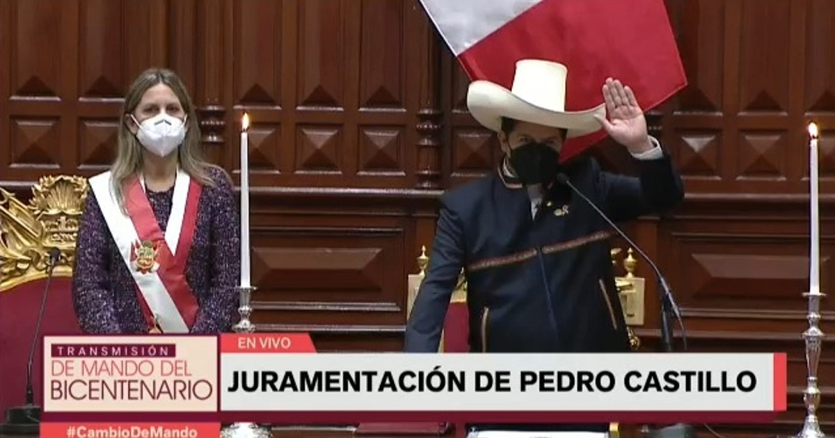 Pedro Castillo:Juro por los pueblos del Perú, por un país sin corrupción y por una nueva Constitució
