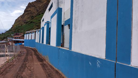 Ponen menos acero a construcción de escuela y afectan obra en Huancavelica