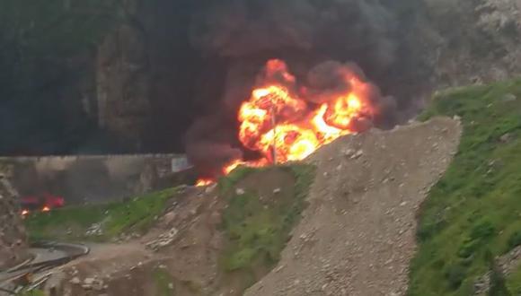 Carretera Central: reportan bloqueo por incendio de seis cisternas en el kilómetro 85