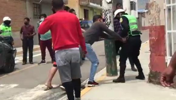 Conductores extranjeros se enfrentan a policías y les arranchan sus documentos en Huancayo