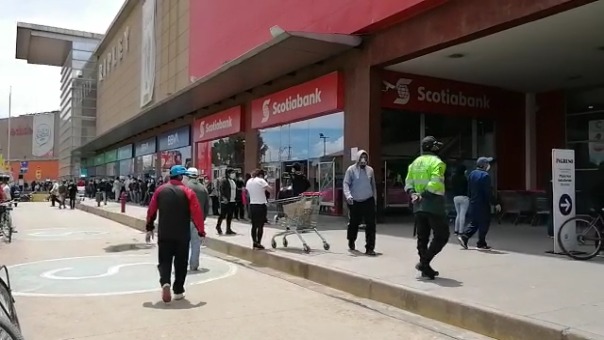 Trabajadora en tienda de ropa roba 30 mil soles y ayuda a buscar el dinero hasta que cámaras la dela