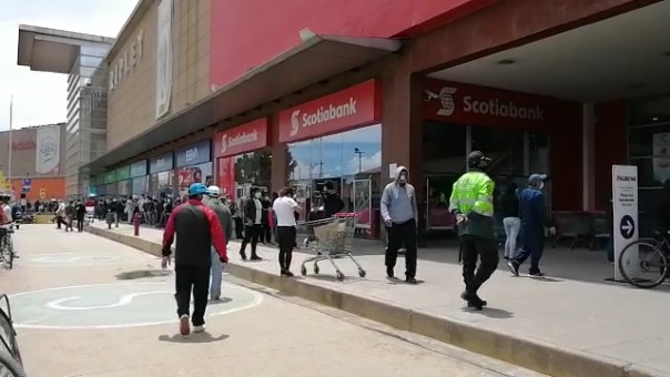 Trabajadora en tienda de ropa roba 30 mil soles y ayuda a buscar el dinero hasta que cmaras la dela