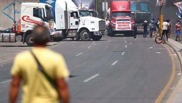 Paro de transportistas: desorden y quema de llantas bloquea Carretera Central y otras vas