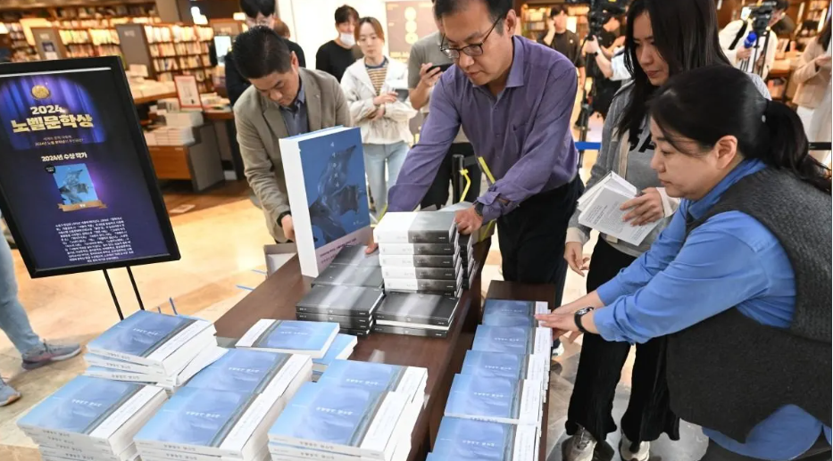 Furor por Han Kang en Corea del Sur: escritora ha vendido más de un millón de libros tras ganar el Nobel de Literatura