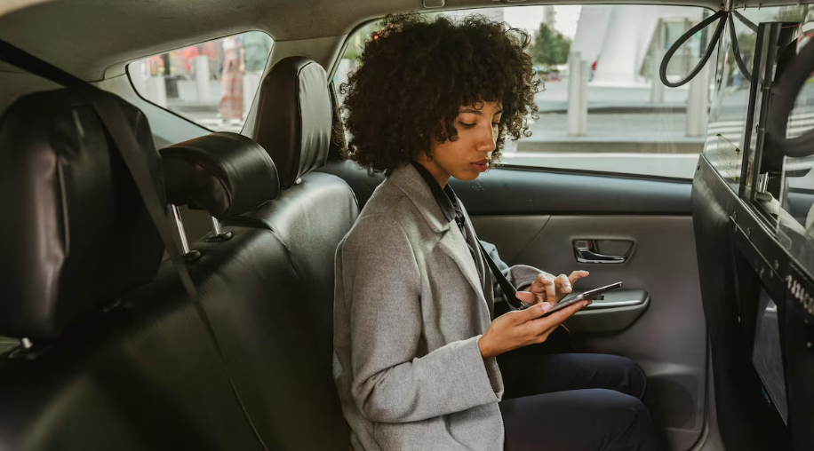 Viajas sola en taxi: Cuatro consejos clave para tu seguridad