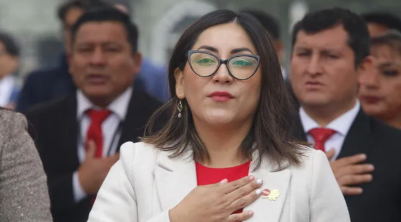 Denuncian que Kelly Portalatino contrató a la hija de su nana en su despacho en el Congreso