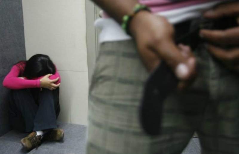 Mujer de 18 años conoció a un sujeto por internet y fue ultrajada en habitación de hotel en Huancayo